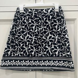 The Limited Women’s Black/White Floral Design skirt, Lined. Size 0
